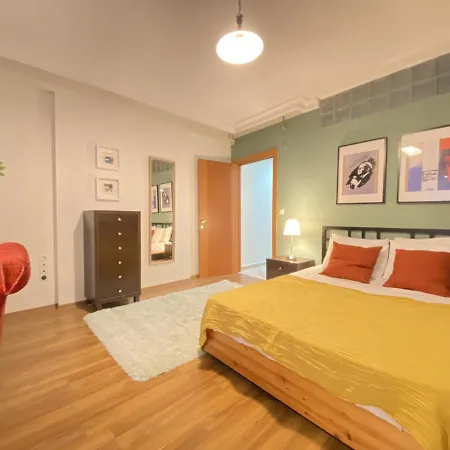 Sleek And Central Flat With Backyard In Sisli Κωνσταντινούπολη