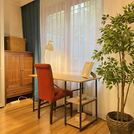 Sleek And Central Flat With Backyard In Sisli *